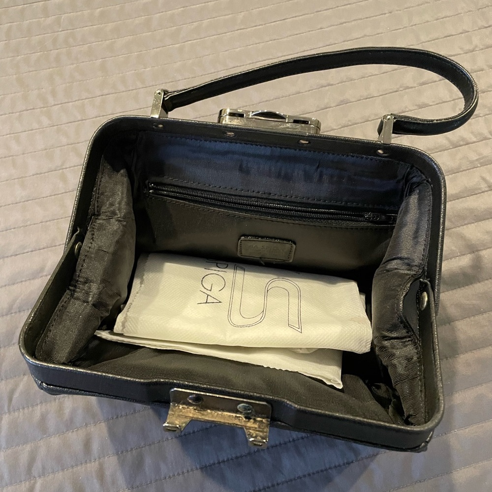 Elegant Black Handbag - Picture 2 of 8
